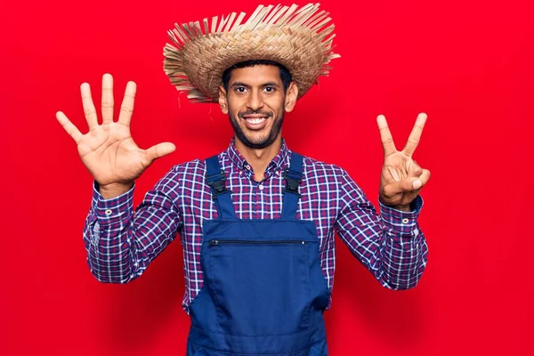 Genç Latin Adam Çiftçi Şapkası Önlüğü Takıyor Yedi Numaralı Parmaklarıyla — Stok fotoğraf