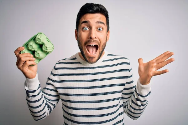 Joven Hombre Guapo Con Barba Sosteniendo Caja Cartón Huevos Frescos —  Fotos de Stock