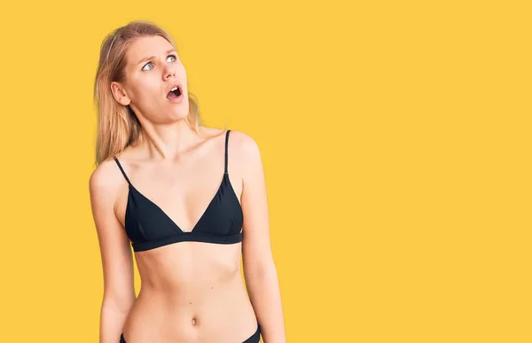 Şok Olmuş Bir Halde Bikini Giyen Genç Sarışın Bir Kadın — Stok fotoğraf