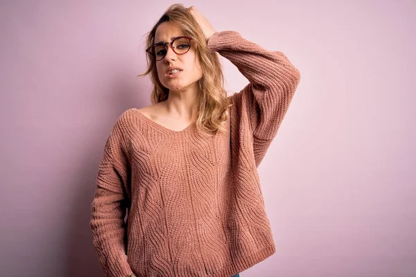 Ung Vacker Blond Kvinna Bär Casual Tröja Och Glasögon Över — Stockfoto