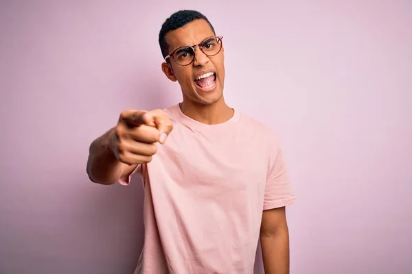 Snygg Afrikansk Amerikansk Man Bär Casual Shirt Och Glasögon Över — Stockfoto