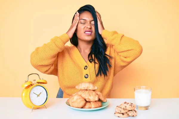 Mooie Latijnse Jonge Vrouw Met Lang Haar Zitten Tafel Ontbijten — Stockfoto