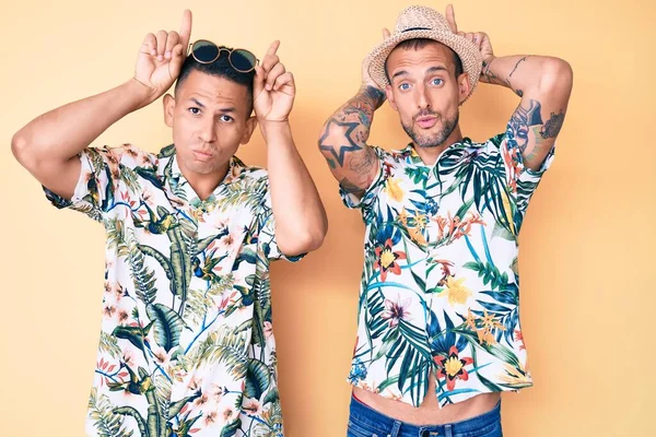 Молода Гей Пара Двох Чоловіків Літньому Капелюсі Гавайській Сорочці Роблять — стокове фото