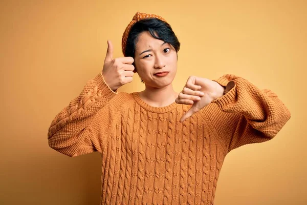 Jong Mooi Aziatisch Meisje Dragen Casual Trui Diadeem Staan Gele — Stockfoto