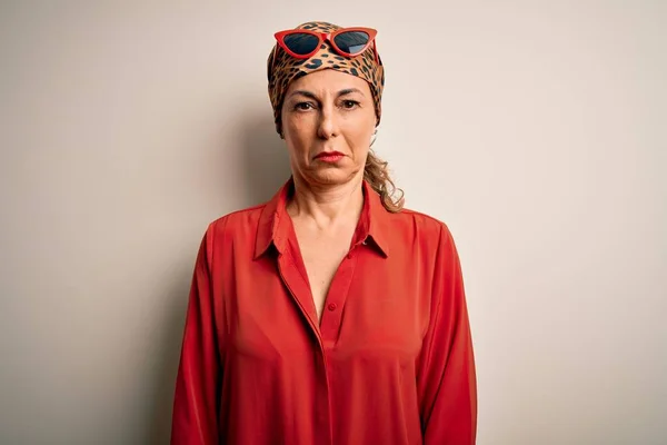 Μέση Ηλικία Μελαχρινή Γυναίκα Φορώντας Μαντήλι Στο Κεφάλι Και Πουκάμισο — Φωτογραφία Αρχείου