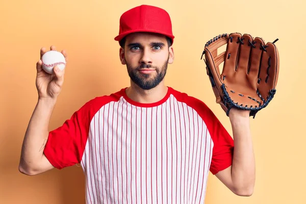 年轻英俊男子 留着胡子 带着球和手套打棒球 头脑清醒 表情严肃 看上去自信 — 图库照片