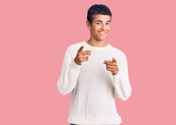 Jovem Americano Africano Vestindo Roupas Casuais Apontando Dedos Para Câmera — Fotografia de Stock