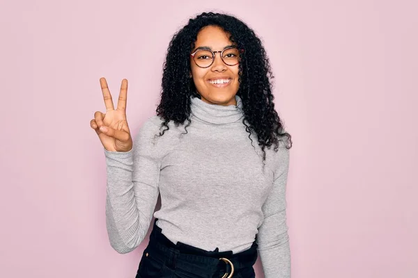 Jonge Afro Amerikaanse Vrouw Draagt Coltrui Bril Roze Achtergrond Glimlachend — Stockfoto