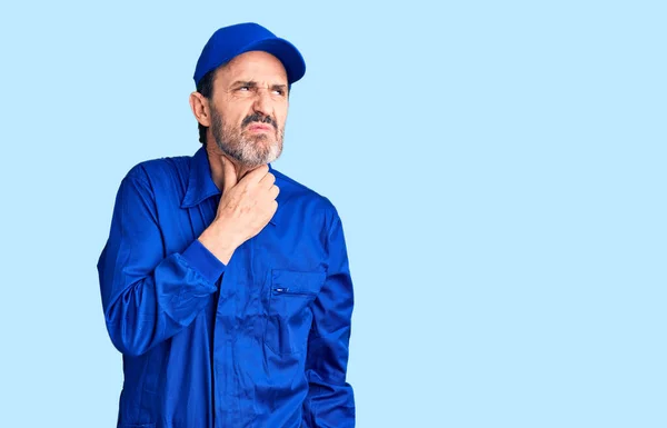 Hombre Guapo Mediana Edad Con Uniforme Mecánico Tocando Cuello Doloroso —  Fotos de Stock