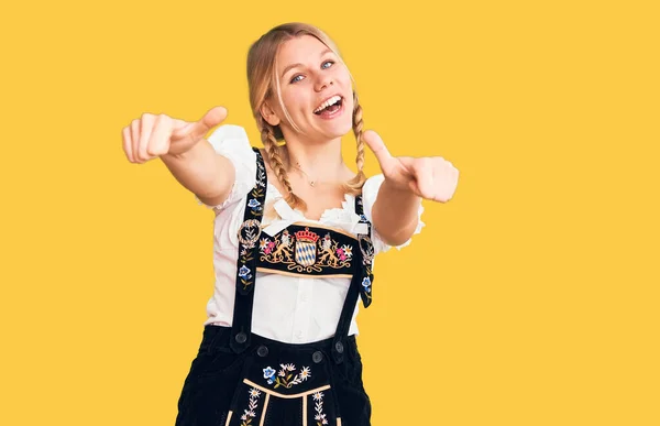 Ung Vacker Blond Kvinna Bär Oktoberfest Klänning Godkänna Gör Positiv — Stockfoto