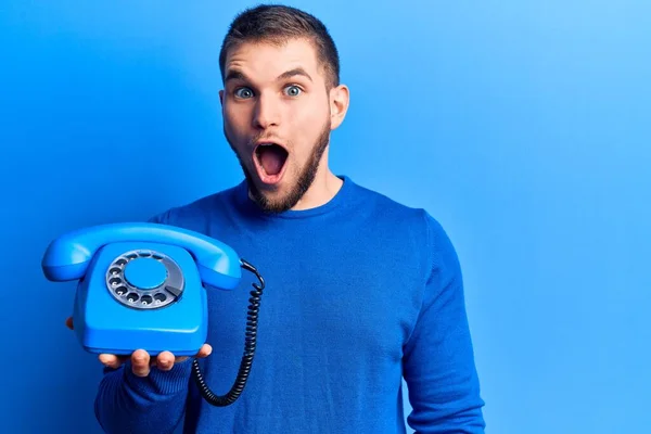 Jeune Homme Beau Tenant Téléphone Vintage Effrayé Étonné Avec Bouche — Photo