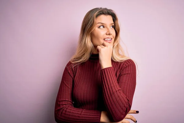 Giovane Bella Donna Bionda Indossa Maglione Casual Sfondo Rosa Isolato — Foto Stock