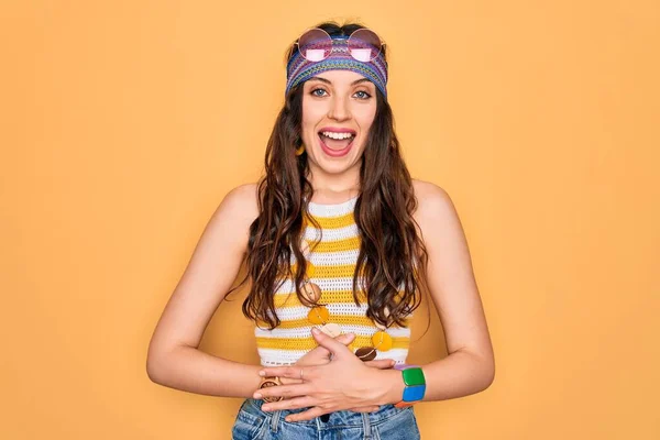 Jonge Mooie Hippie Vrouw Met Blauwe Ogen Dragen Accessoires Zonnebril — Stockfoto