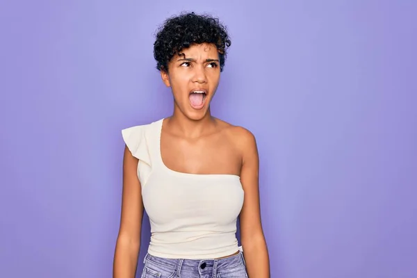 Ung Vacker Afrikansk Amerikansk Afro Kvinna Bär Casual Shirt Över — Stockfoto