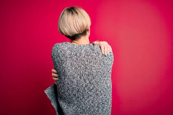 Młoda Blondynka Nowoczesnymi Krótkimi Włosami Nosząca Luźny Sweter Różowym Tle — Zdjęcie stockowe