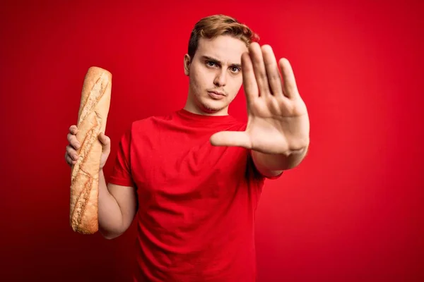 Junger Hübscher Rothaariger Mann Mit Frischem Selbstgebackenem Brot Vor Isoliertem — Stockfoto