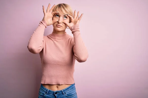 Junge Blonde Frau Mit Kurzen Haaren Trägt Lässigen Rollkragenpullover Über — Stockfoto