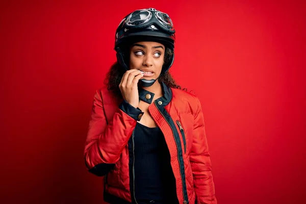 Joven Afroamericana Motociclista Chica Con Casco Moto Gafas Sobre Fondo —  Fotos de Stock