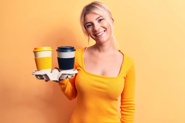 Jovem Bela Mulher Loira Segurando Xícaras Café Takeaway Sobre Fundo — Fotografia de Stock