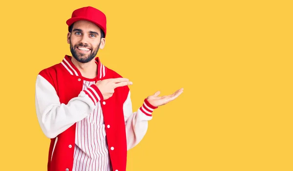 Homem Bonito Jovem Com Barba Vestindo Jaqueta Beisebol Boné Espantado — Fotografia de Stock