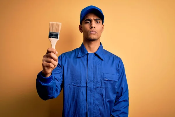 Giovane Bel Pittore Afroamericano Uomo Indossando Uniforme Con Pennello Pittura — Foto Stock