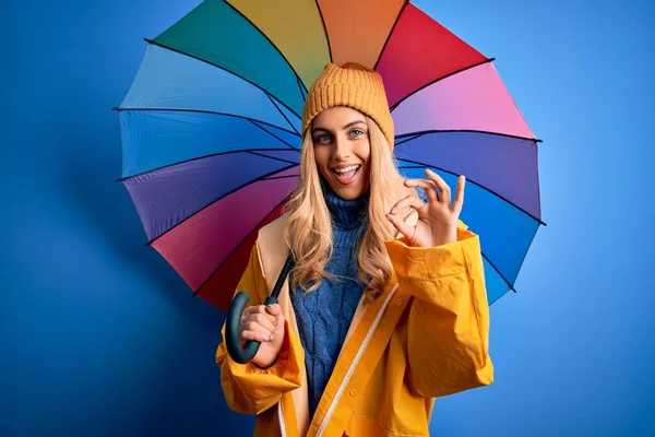 Junge Schöne Blonde Frau Trägt Regenmantel Für Regnerisches Wetter Mit — Stockfoto