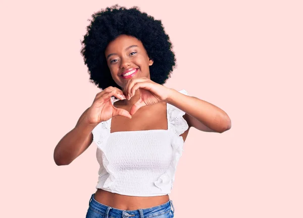 Junge Afrikanisch Amerikanische Frau Lässiger Kleidung Die Verliebt Lächelt Und — Stockfoto