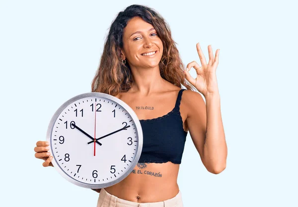 Junge Hispanische Frau Mit Tätowierung Die Große Uhr Hält Und — Stockfoto