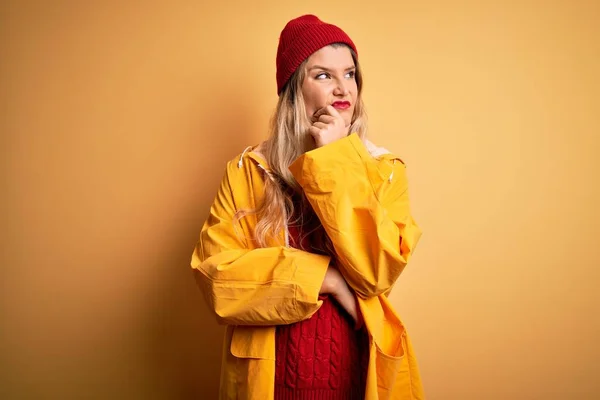 Νεαρή Όμορφη Ξανθιά Γυναίκα Φορώντας Αδιάβροχο Και Μάλλινο Καπέλο Πάνω — Φωτογραφία Αρχείου