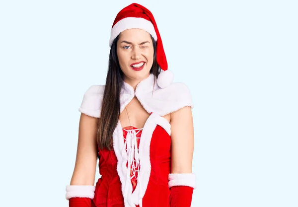 Молодая Красивая Белая Женщина Костюме Санта Клауса Подмигивает Камеру Сексуальным — стоковое фото