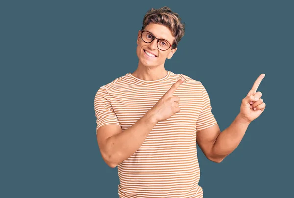 Joven Hombre Guapo Con Ropa Casual Gafas Sonriendo Mirando Cámara —  Fotos de Stock