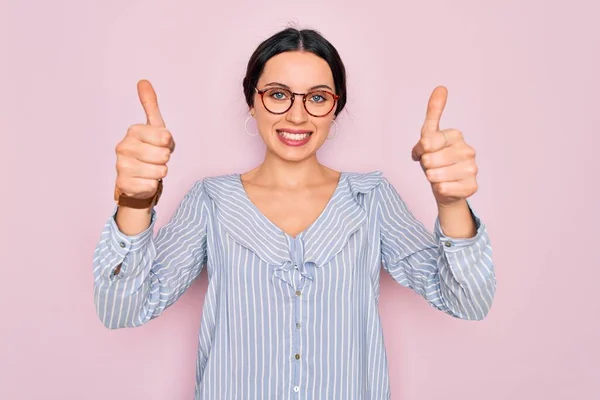 Joven Hermosa Mujer Con Camisa Rayas Casuales Gafas Sobre Fondo — Foto de Stock