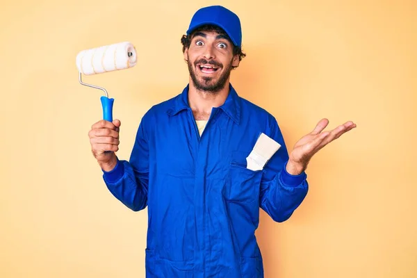 Bello Giovane Uomo Con Capelli Ricci Orso Che Indossa Uniforme — Foto Stock