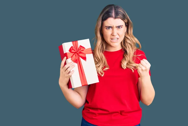 Young Caucasian Woman Holding Gift Annoyed Frustrated Shouting Anger Yelling — Stock Photo, Image