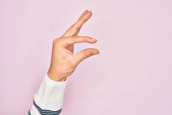 Рука Кавказского Юноши Показывает Пальцы Изолированном Розовом Фоне Собирая Забирая — стоковое фото