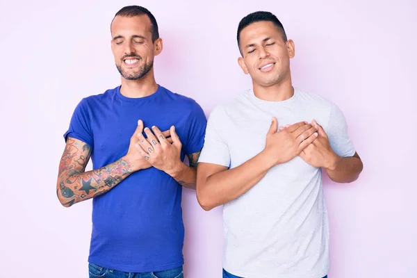 Jovem Casal Gay Dois Homens Vestindo Roupas Casuais Sorrindo Com — Fotografia de Stock