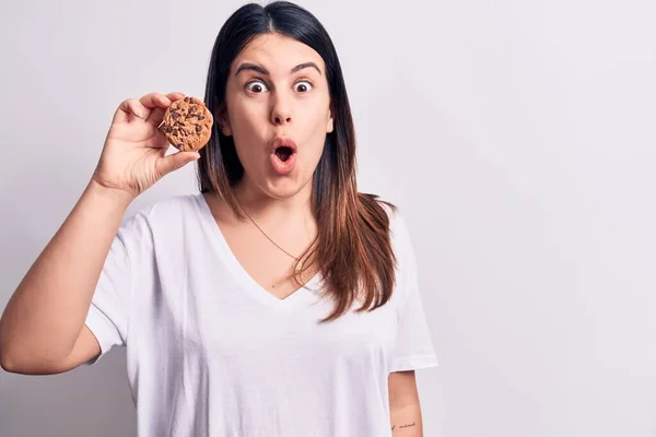 Giovane Bella Donna Bruna Mangiare Biscotti Cioccolato Sfondo Bianco Isolato — Foto Stock