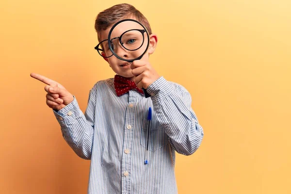 Nettes Blondes Kind Mit Nerd Fliege Und Brille Mit Lupe — Stockfoto