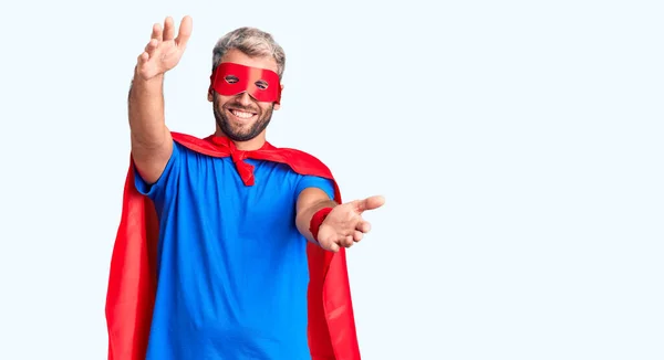 Junger Blonder Mann Superheldenkostüm Der Mit Offenen Armen Die Kamera — Stockfoto