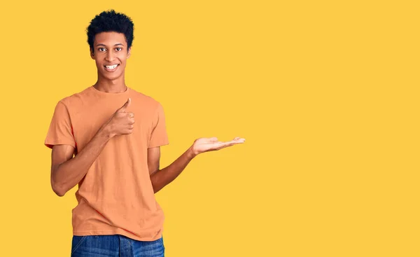 Joven Hombre Afroamericano Vistiendo Ropa Casual Mostrando Palma Mano Haciendo —  Fotos de Stock