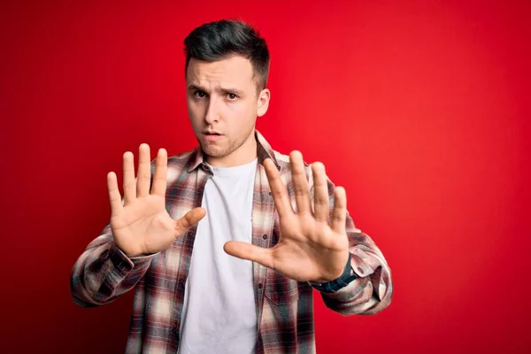 Joven Hombre Caucásico Guapo Con Camisa Moderna Casual Sobre Fondo —  Fotos de Stock