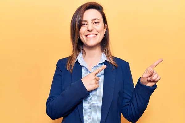 Jovem Mulher Bonita Vestindo Roupas Negócios Sorrindo Olhando Para Câmera — Fotografia de Stock