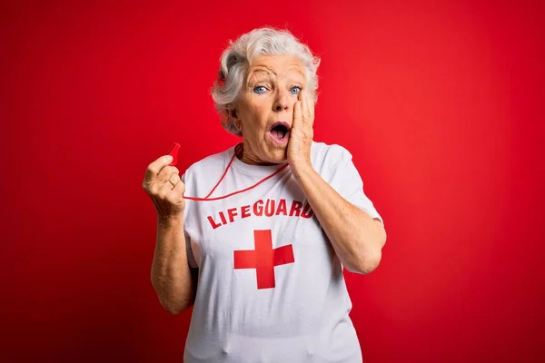 Senior Schöne Grauhaarige Rettungsschwimmerin Trägt Shirt Mit Rotem Kreuz Mit — Stockfoto