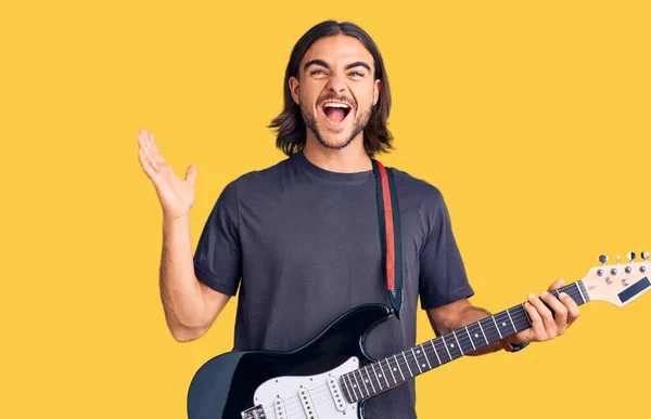 Jeune Bel Homme Jouant Guitare Électrique Célébrant Victoire Avec Sourire — Photo