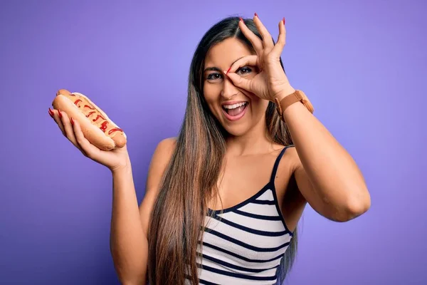 Jovem Mulher Comer Hotdog Com Ketchup Mostarda Sobre Roxo Fundo — Fotografia de Stock