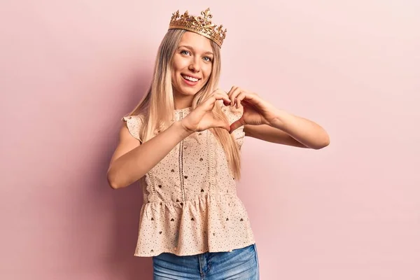 Młoda Blondynka Ubrana Koronę Księżniczki Uśmiecha Się Miłości Pokazując Symbol — Zdjęcie stockowe