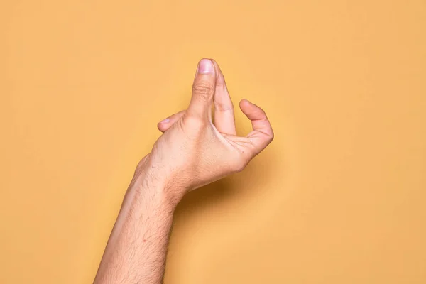 Hand Caucasian Young Man Showing Fingers Isolated Yellow Background Snapping — Stock Photo, Image
