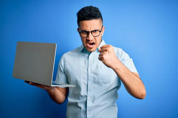 Joven Hombre Negocios Guapo Con Gafas Trabajo Usando Ordenador Portátil —  Fotos de Stock