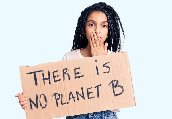 Aranyos Afro Amerikai Lány Gazdaság Nincs Bolygó Banner Eltakarja Száját — Stock Fotó