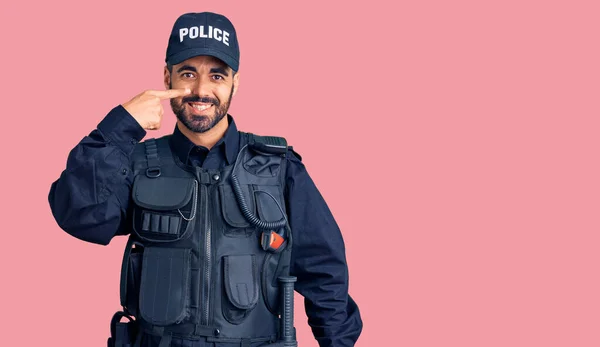 Joven Hispano Vestido Con Uniforme Policía Señalando Con Dedo Mano —  Fotos de Stock